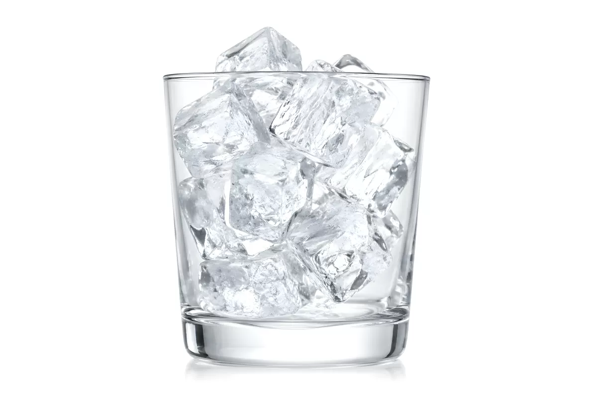Whiskeyglas gefüllt mit Eiswürfeln auf weißem Hintergrund