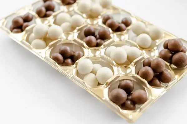 White and milk chocolate balls