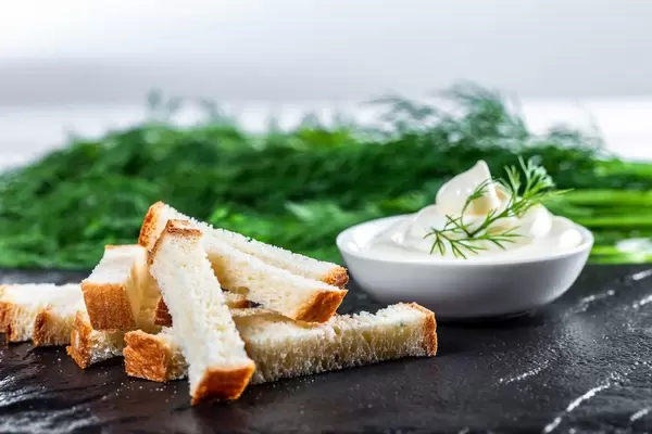 White bread snacks with sauce and herbs (Flip 2019)