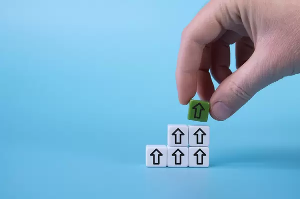 White cubes with down arrows and one green cube with arrow up