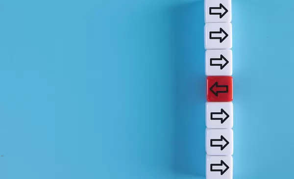 White cubes with right arrows and one red cube with left arrow