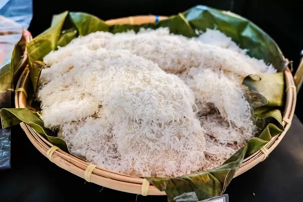 White cuchinta covered in shredded coconut