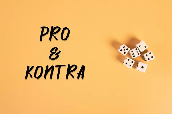 White dices with Pro&Kontra text on orange background