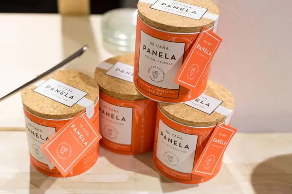 Whole cane sugar by DE CAÑA