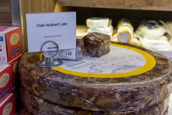 Whole Foods market sales Date Walnut Cake: Walnusskuchen mit Datteln