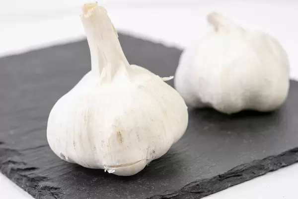 Whole Garlic on the black stone tray (Flip 2019)