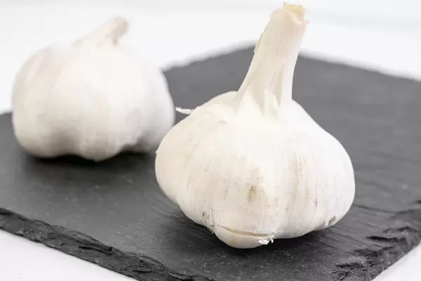 Whole Garlic on the black stone tray