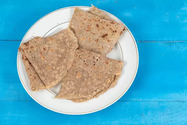 Whole wheat flour Pancakes on the plate (Flip 2020)