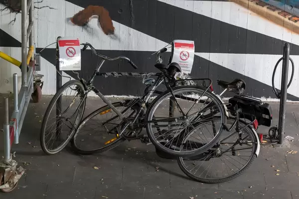 Widerrechtlich angekettete Fahrräder und eine Info-Zettel über kostenpflichtige Entfernung