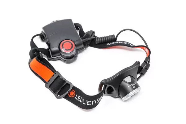 Wiederaufladbare Stirnlampe Ledlenser H7R.2 mit verstellbarer Helligkeit vor weißem Hintergrund