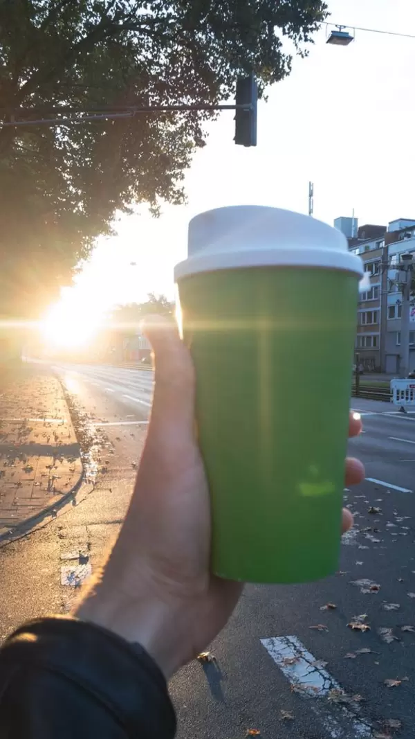Wiederverwendbarer Kaffeebecher am Morgen