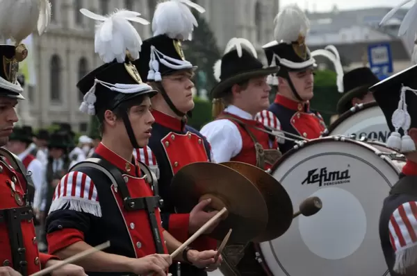 Wiener Musikkapelle beim Marschieren und Musizieren