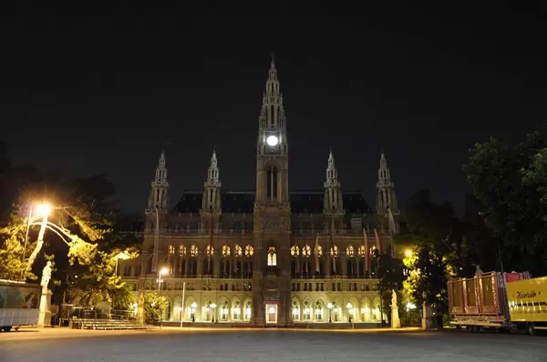 Wiener Rathaus bei Nacht