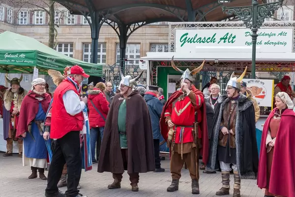 Wikinger vor dem Brauhaus Alter Bahnhof in Düsseldorf