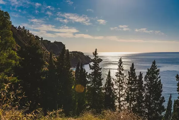 Wilde Landschaft der Taormina-Küstenlinie in Sizilien