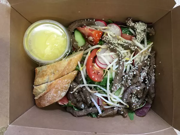 Wildkräutersalat mit Honey-Garlic Rinderhüfte, Orangen Vinaigrette und Steinofen Baguette