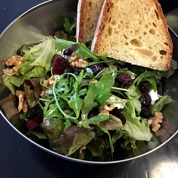 Wildsalat mit Cranberries, Ziegenkäse, rote Beete und Walnüssen.