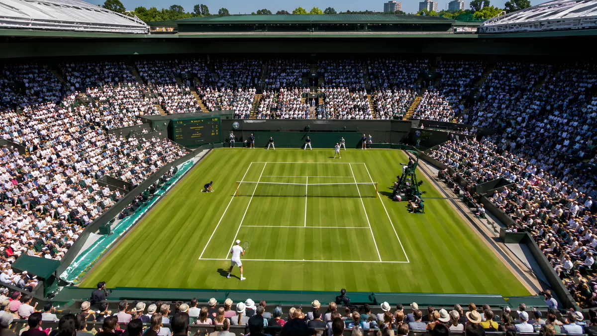 Wimbledon Centre Court mit vollem Publikum beim Tennis