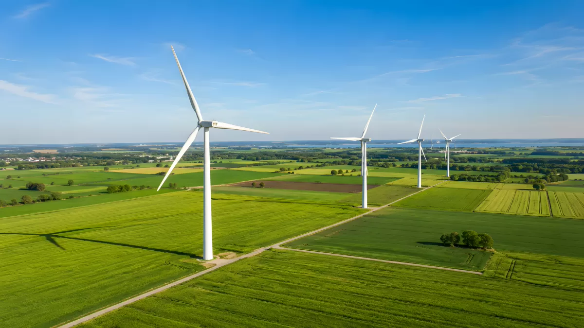 Windräder über grünen Feldern aus der Vogelperspektive