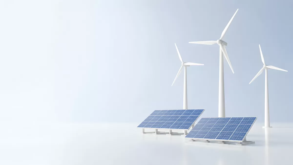 Windräder und Solarpanele vor hellem Hintergrund