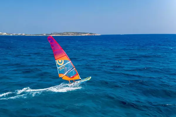 Windsurfer alleine auf der blauen See in der Ägäis