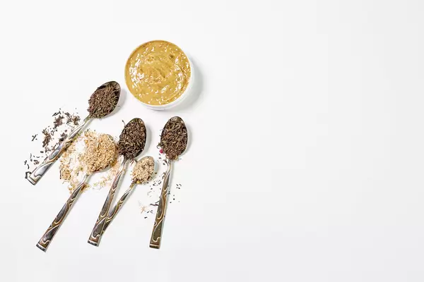 Winter moisturizer made from a variety of herbal tea leaves