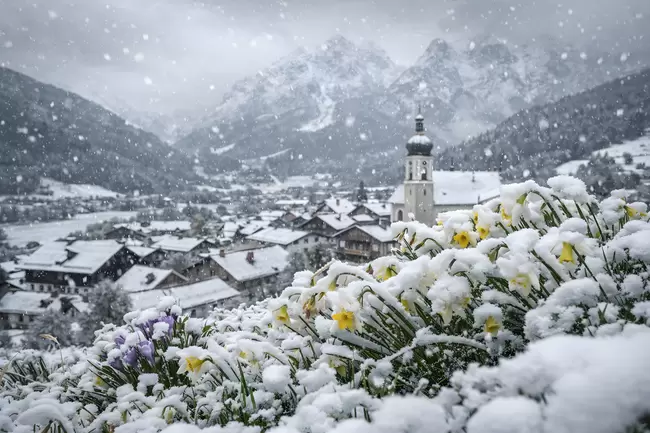 Wintereinbruch mit Dorfpanorama in Bayern