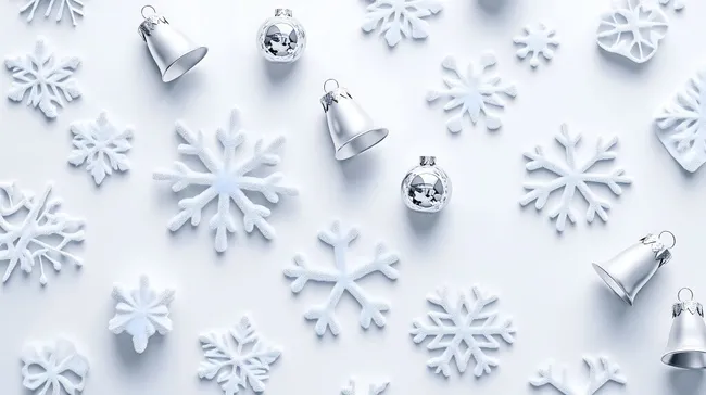 Winterliche Schneeflocken und Glöckchen im Silberton