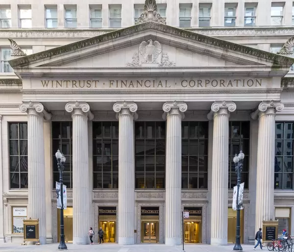 Wintrust Financial Corporation - Entrance with columns of the Central Standard Building in Chicago