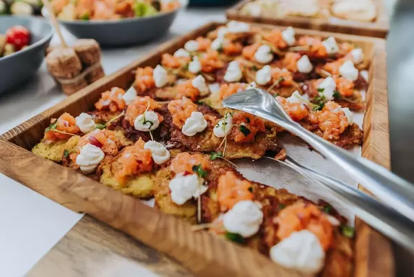 Winzige Kartoffelpfannkuchen mit Räucherlachs. Fingerfood