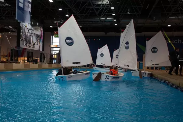 Winzige Segelboote am Messestand Unterbacher See, boot Düsseldorf 2017