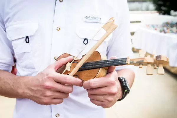 Winzige Spielzeug-Violine