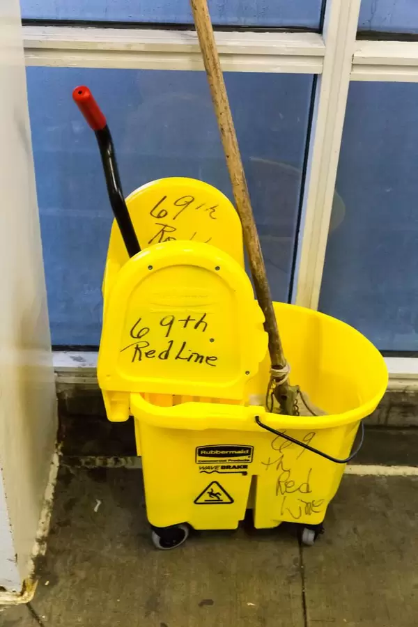 Wischlappen im gelben Fahreimer