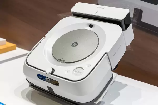 Wischmop-Roboter: Weißer kompakter Wischroboter Robot m6 Braava jet reinigt automatisch den Fußboden