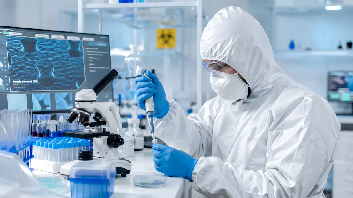 Wissenschaftler im Schutzanzug pipettiert Proben im Labor