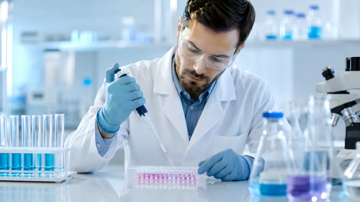 Wissenschaftler pipettiert Proben in Mikrotiterplatte