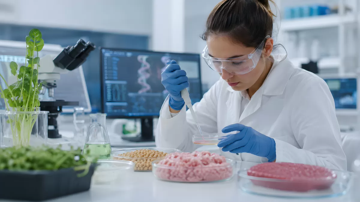 Wissenschaftlerin analysiert Fleischproben im Labor