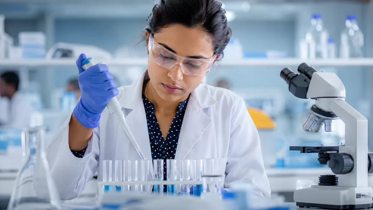 Wissenschaftlerin pipettiert Proben im Labor
