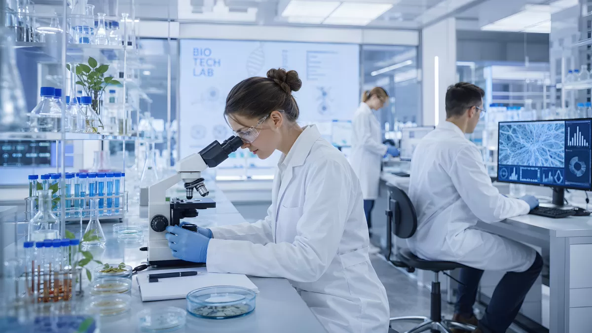 Wissenschaftlerin untersucht Probe im Biotechnik-Labor