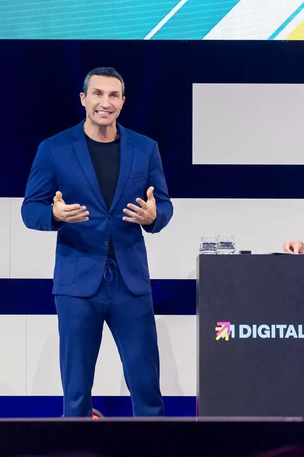 Wladimir Klitschko, ehemaliger Box Weltmeister und Investor auf der Bühne der Digital X über Leadership in Köln