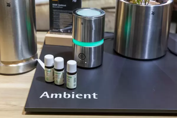 WMF Aroma Diffusor: Wassertank mit Zerstäuberfunktion und Aromaöle von Bergland in verschiedenen Duftsorten