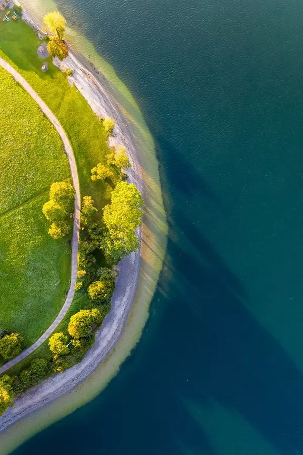 Wo Land und Wasser aufeinander treffen: Die Stadt Leeberg am Ufer des Tegernsees von oben