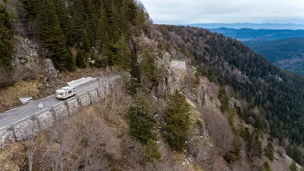 Wohnmobil auf dem Felsenweg in den Südvogesen. Col de la Schlucht