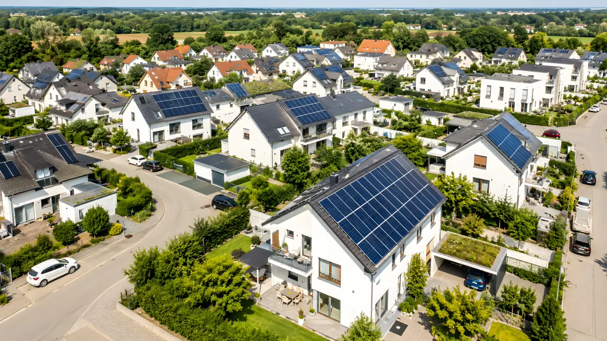 Wohnsiedlung mit Solarpanelen auf Hausdächern aus der Luft