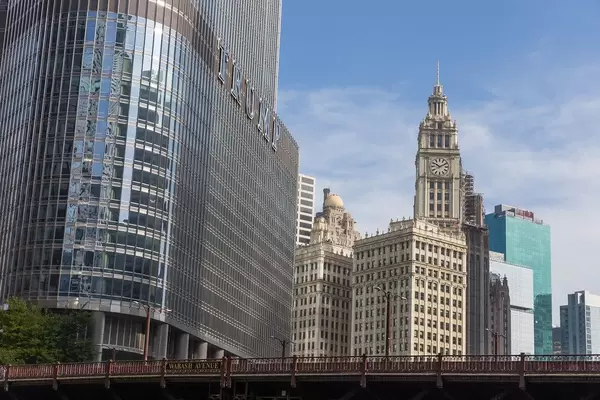Wolkenkrätzer in Chicago: der Trump Tower und das Wrigley Building