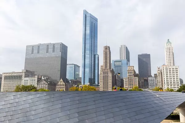 Wolkenkratzer in Chicago, Illinois: Sicht vom Millennium Park