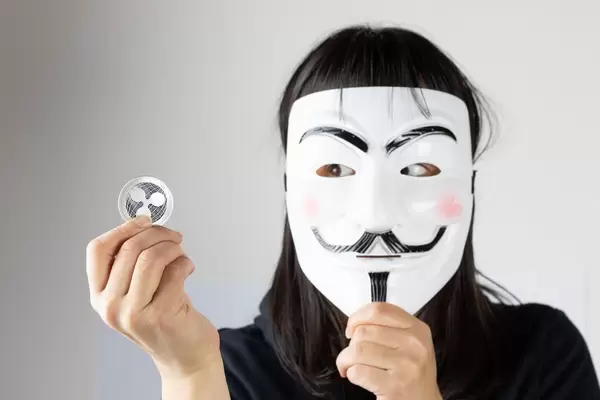 Woman with mask holding Ripple