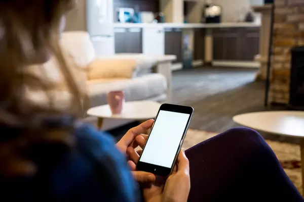 Woman with the cellphone at the shared space / Frau mit dem Handy am gemeinsamen Raum