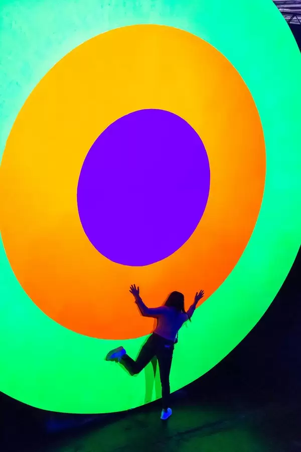 Women leaning on a shining color target at the Photokina in Cologne