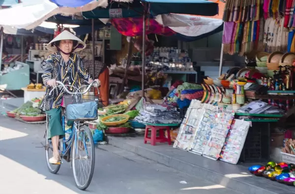 Women on bicycle in Vietnam  (Flip 2019)